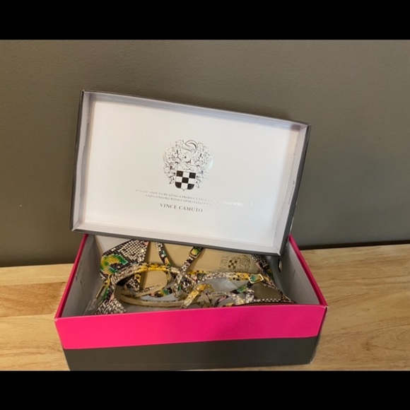 🔻SALE🔻VINCE CAMUTO🔹NEW IN BOX - Picture 7 of 9
